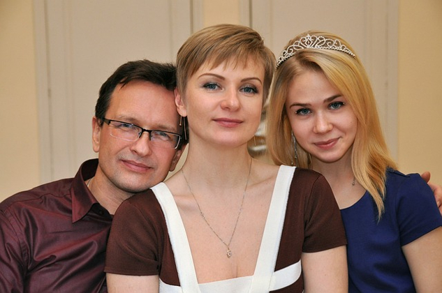 4 Steps to Reconciling with Your Estranged Adult Child a mother with her two adult children